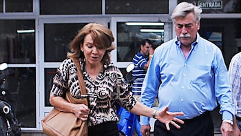A la izquierda, Susana Freydoz, esposa y madre de los cuatro hijos de Carlos Soria