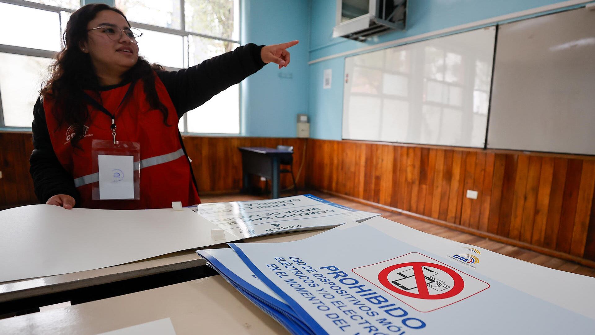 Los miembros de las juntas receptoras del voto deberán vigilar que no se usen teléfonos celulares en el biombo (EFE)