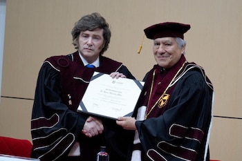 El presidente argentino recibió el título de Doctor Honoris Causa de la Universidad San Martín de Porres (@OPRArgentina)