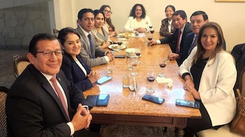 Abogada de Freddy Díaz mencionó que nueve legisladores de APP estuvieron tomando bebidas alcohólicas junto a su defendido en el Congreso de la República. Foto; @MagalyRuizR