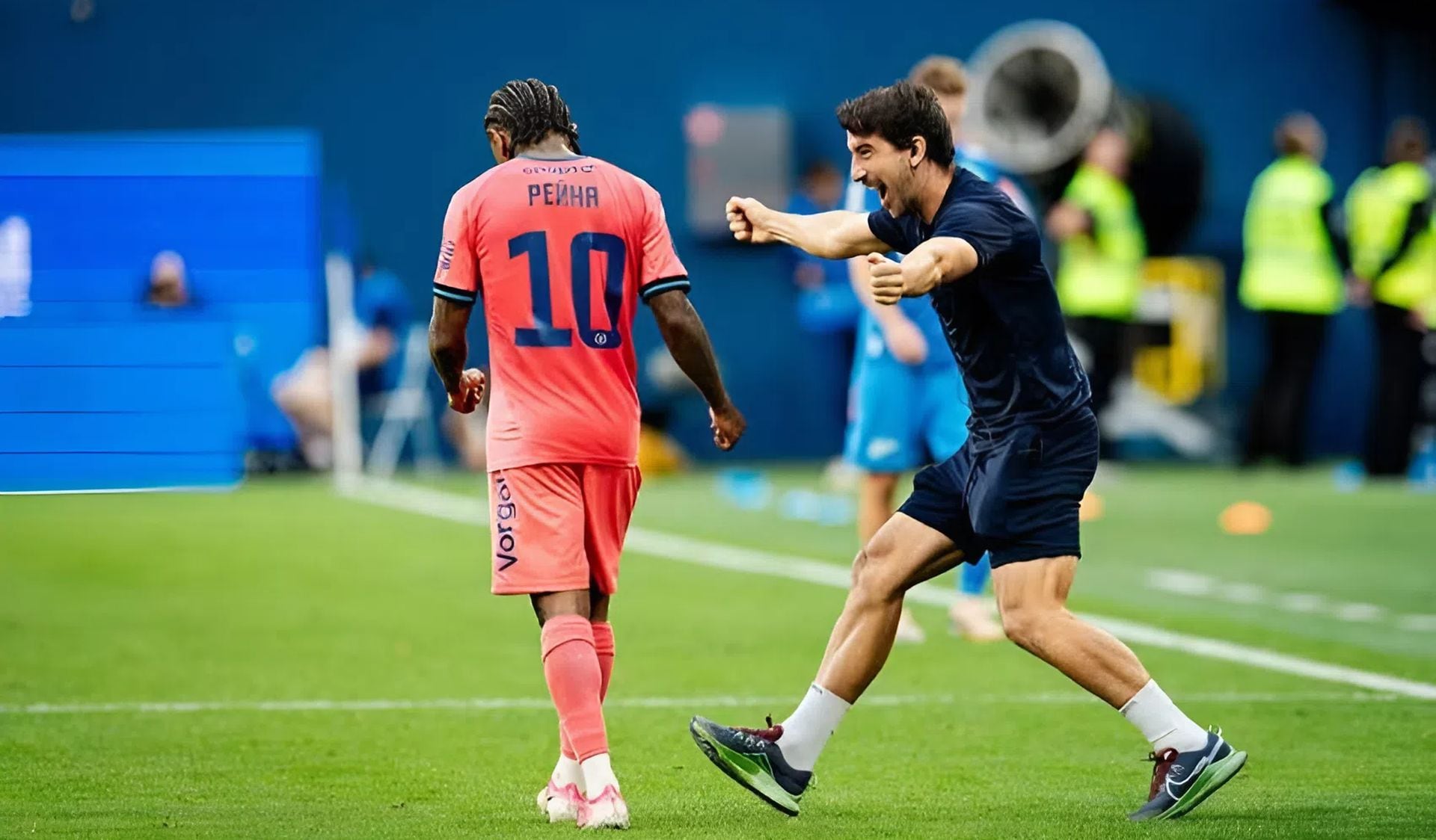 La derrota dejó a Rodina Moscú en el decimotercer lugar de la Premier Liga rusa, con cuatro puntos en seis fechas. Yordy Reyna, titular indiscutible, aún no registra goles ni asistencias.(Rodina Moscú)