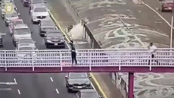 Policías evitan que hombre se arroje desde puente al Viaducto Miguel Alemán en CDMX