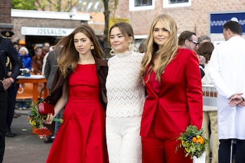 La princesa Alexia, la princesa Ariane y la princesa heredera Catharina-Amalia de los Países Bajos asisten a la celebración del Día del Rey en Dokkum. (Países Bajos; Holanda) (EFE/EPA/RAMON VAN). FLYMEN