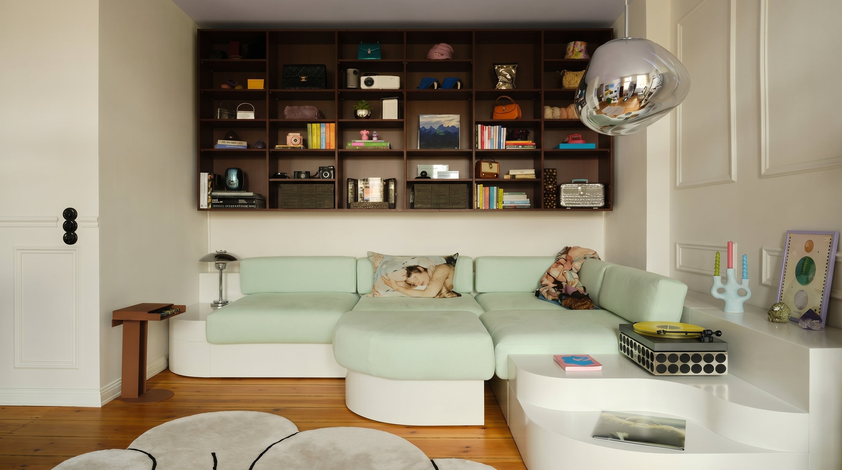 El Feng Shui recomienda ubicar el sofá contra una pared sólida para potenciar la armonía. (Imagen Ilustrativa Infobae)