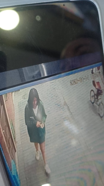 La joven salió de su vivienda con una chaqueta larga,, pantaloneta y tenis blancos - crédito Helen Astrid Rinco Quintero/Facebook