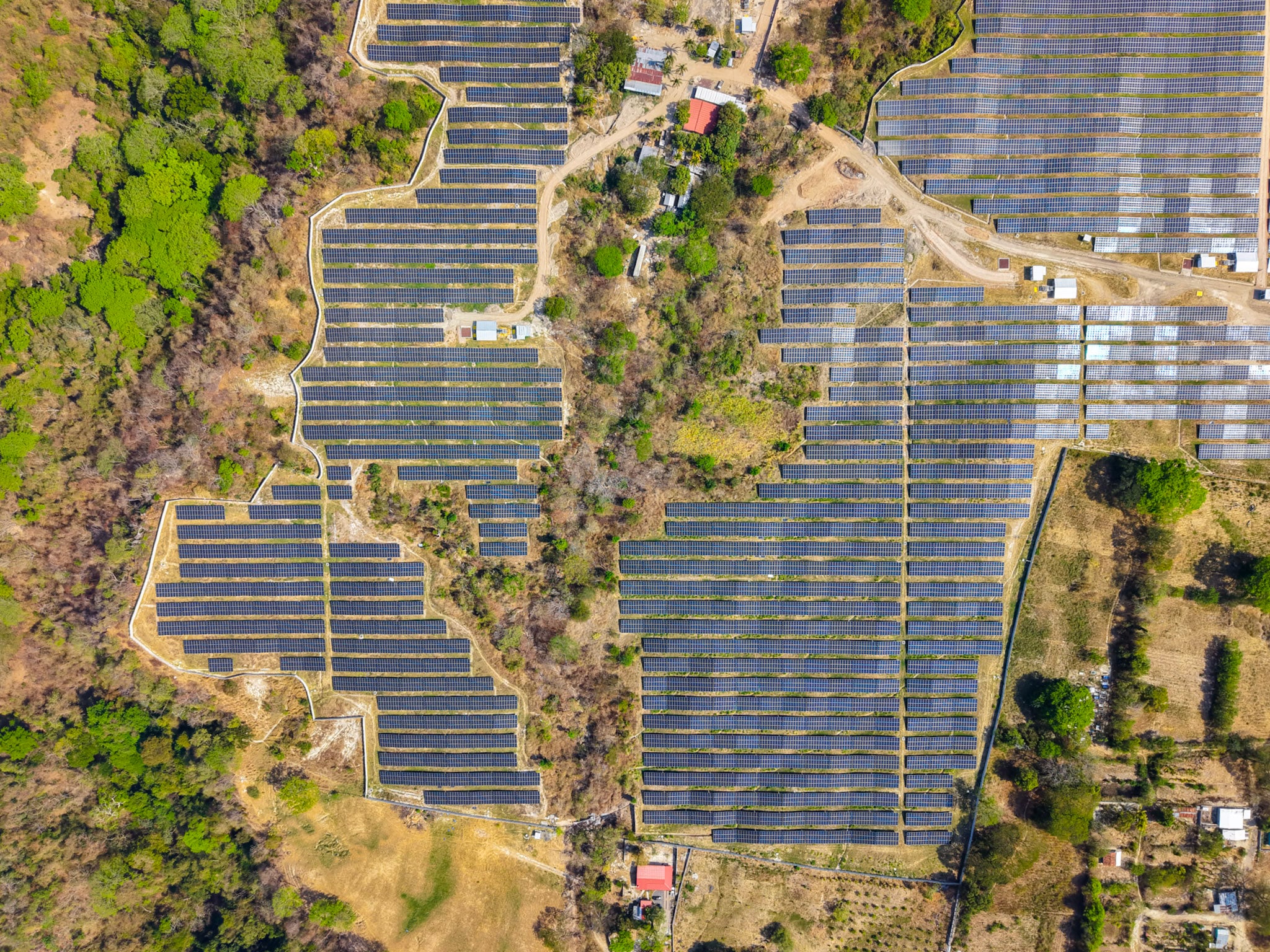 La incorporación de una nueva planta fotovoltaica aumentó la capacidad instalada a 100 megavatios pico y 43.9 MW adicionales en el país. (Foto: redes Luis Rodríguez)