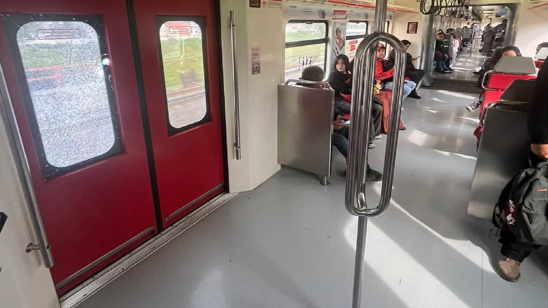 Vidrio roto de ventana del Tren Suburbano (especial)