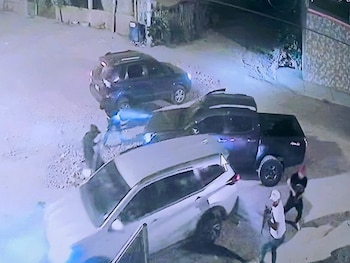 Varios hombres armados llegaron al domicilio de alias Fito, en Manta, para asesinar al hijo menor del cabecilla de Los Choneros. (Twitter/ Karol Noroña)