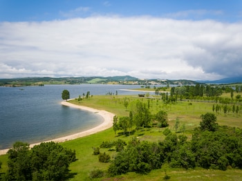 Paisaje verde de la playa de Garaio. (@TurismoAlava/X)