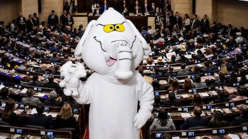 Con su conocido disfraz, el congresista Luis Carlos Rúa, conocido como ‘Elefante Blanco’, asistió a la gala de la revista Time en Nueva York: “Quiero llamar la atención del mundo”
