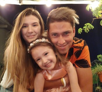 Julieta junto a sus papás,