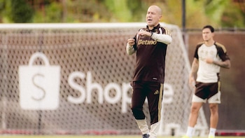Leonardo Jardim liderando los entrenamientos del Flamengo. - Crédito: Difusión