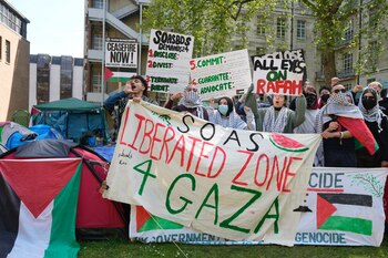 Estudiantes y manifestantes propalestinos corean lemas en el campus de la Universidad SOAS de Londres, donde varios alumnos ocupan zonas del campus. El cartel dice "SOAS zona liberada para Gaza". (AP Foto/Kin Cheung)