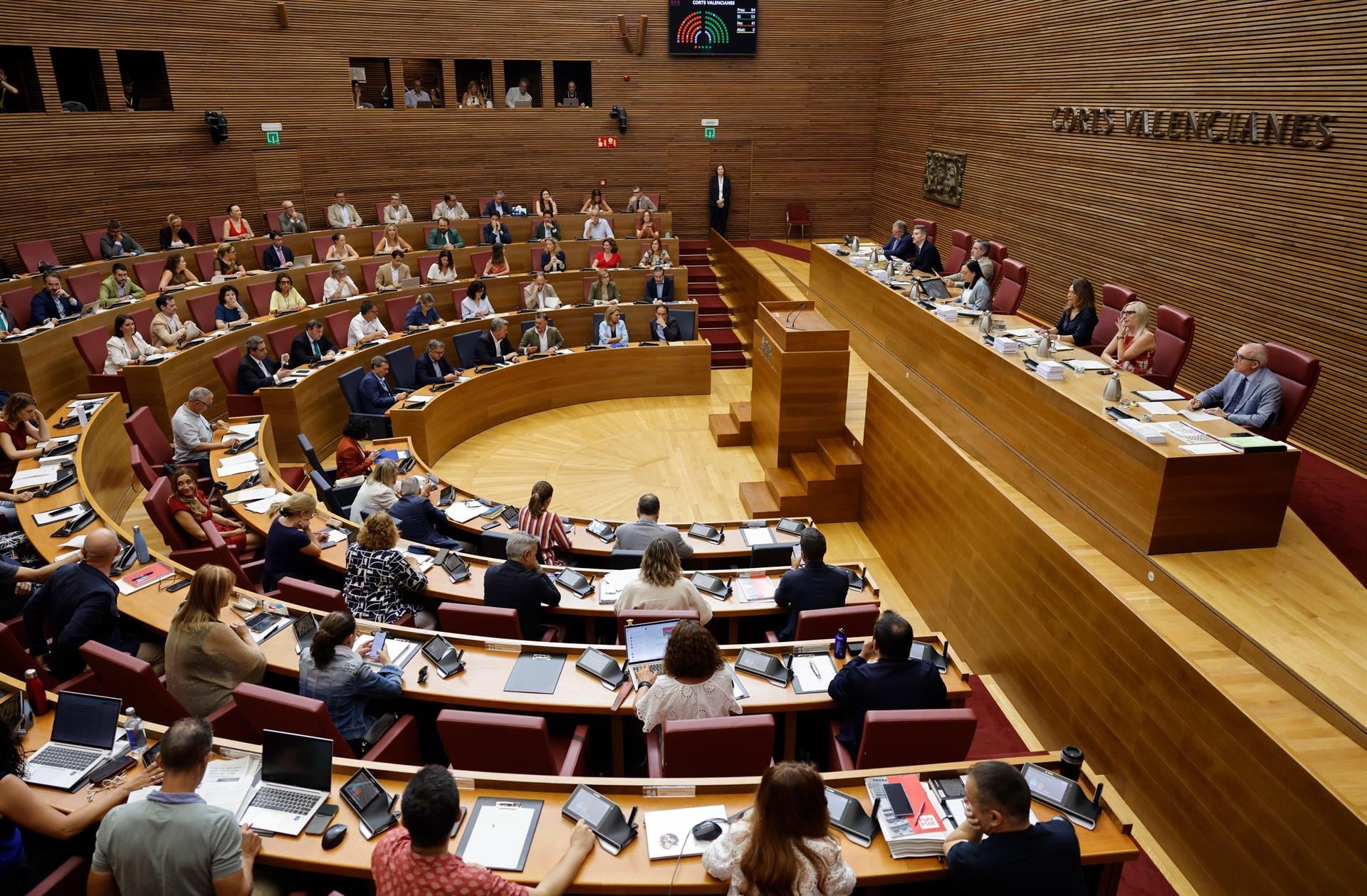PP y Vox aprueban en Las Cortes Valencianas los presupuestos de 2026, que introducen en la ley la 'prioridad nacional'