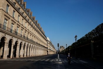 Un hombre utilizando una mascarilla