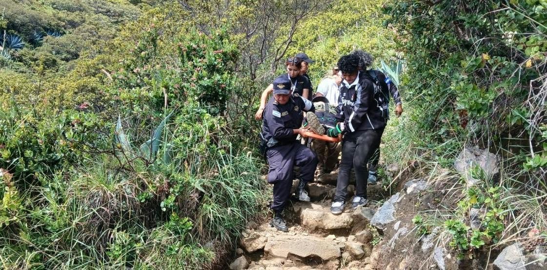 La Policía de Turismo asistió a la visitante de 31 años, que no pudo continuar por sus propios medios, y completó el descenso con apoyo de otras personas presentes en la zona (Fotografía cortesía Comandos de Salvamento)