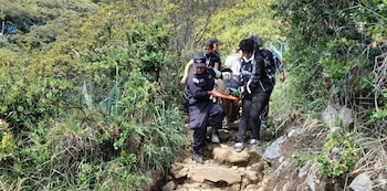 La Policía de Turismo asistió a la visitante de 31 años, que no pudo continuar por sus propios medios, y completó el descenso con apoyo de otras personas presentes en la zona (Fotografía cortesía Comandos de Salvamento)