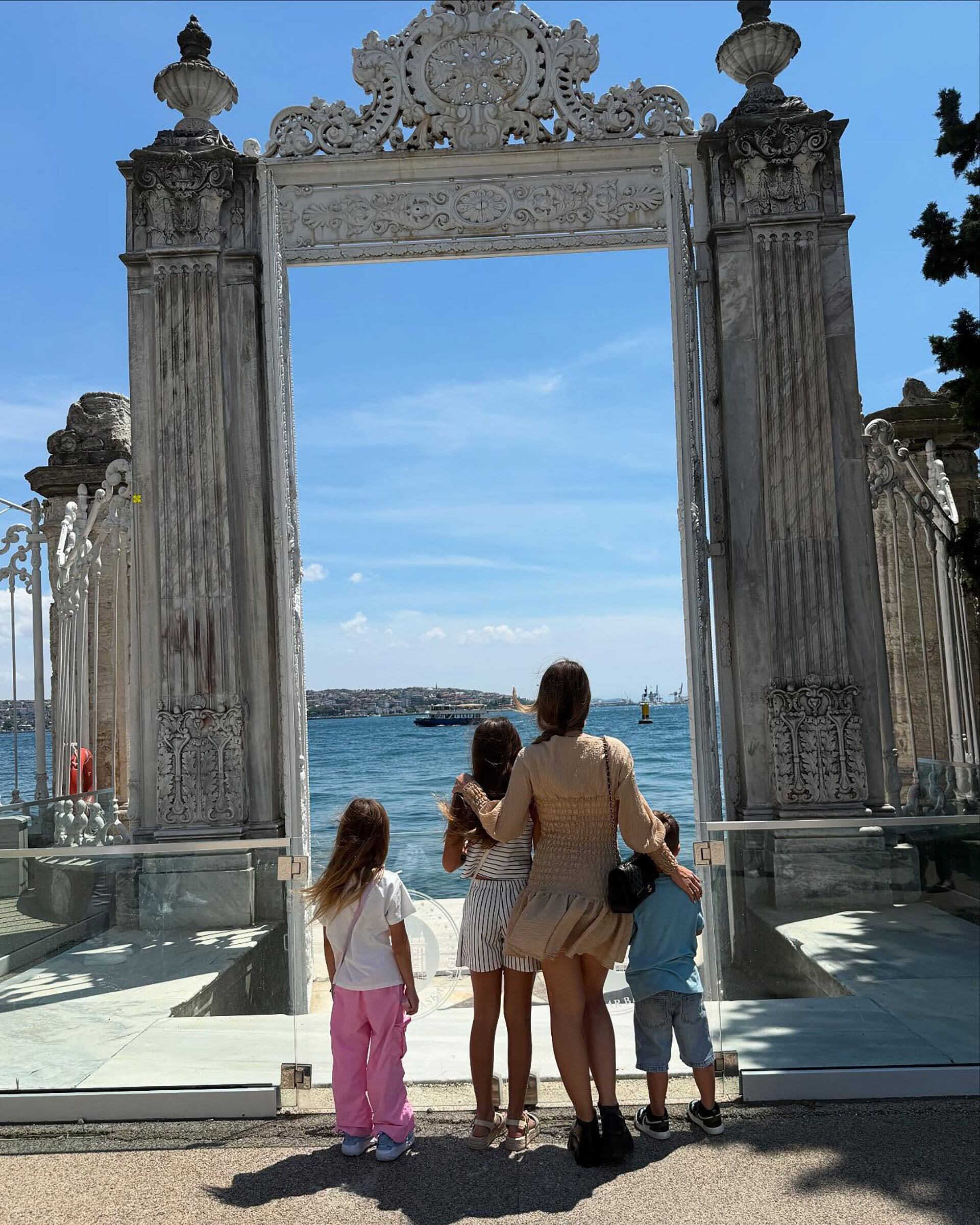 La China Suárez y sus hijos de cara al Bósforo