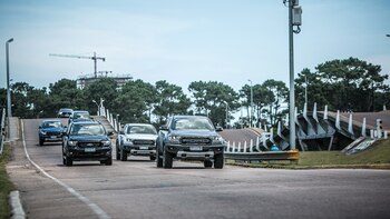 Las pick ups de Ford cruzando el puente de La Barra