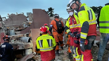 Bomberos de Diputación de Badajoz intensifican labores de rescate con la esperanza de encontrar a gente viva