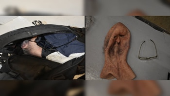 Una mochila negra abierta con ropa en su interior, una máscara de látex con forma de rostro y unas gafas sobre una superficie