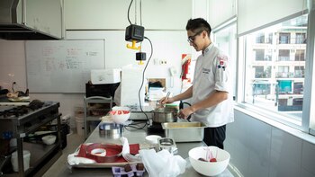 Derritiendo el chocolate para realizar