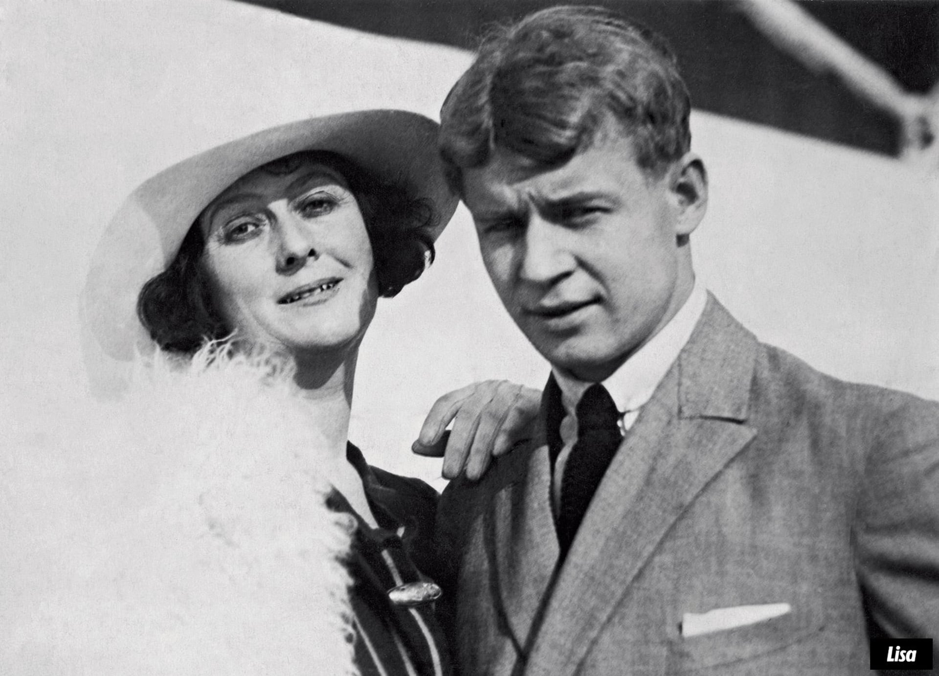 Tenía 45 años cuando se enamoró de Sergei Yesenin, un poeta ruso.. Se casaron el 2 de mayo de 1922 para que la nacionalidad de su esposo no fuese un impedimento en cada uno de sus viajes