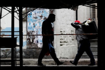 Dos ciudadanos caminan por un