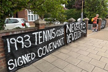 Una pancarta en contra del plan de expansión del torneo de Wimbledon afuera de una casa en las cercanías del All England Club, el sábado 5 de julio de 2025. (AP Foto/Tony Hicks)