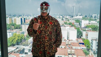 El luchador, conocido cómo Octagón, señaló que continúa en una pelea legal contra la AAA, ahora parte de la WWE. (Infobae/Jenifer Nava)