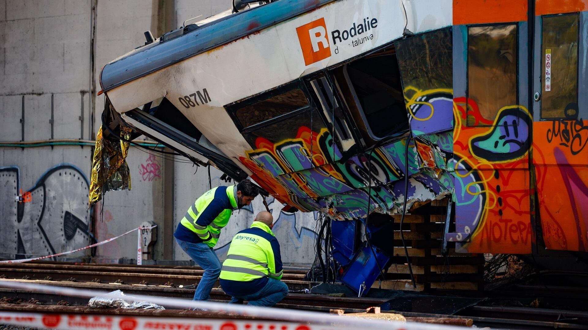 Operarios trabajan en la retirada del tren de Rodalies accidentado entre las estaciones de Sant Sadurní d’Anoia y Gelida (Kike Rincón / Europa Press)