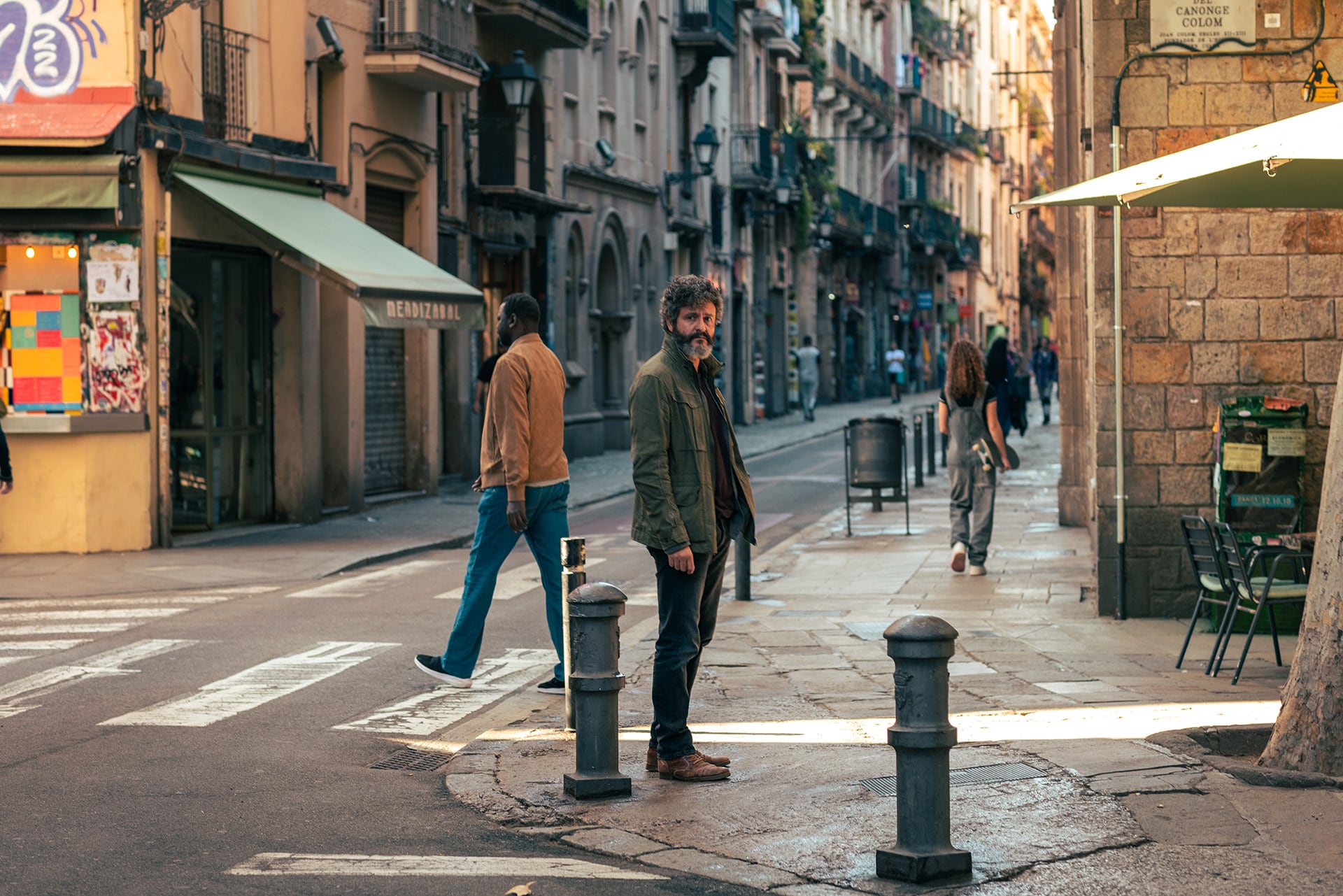 Cada episodio de 'Ciudad de sombras' lleva el nombre de una obra de Gaudí, rindiendo homenaje al patrimonio arquitectónico de la ciudad. (Crédito: Lucia Faraig/Netflix © 2024)