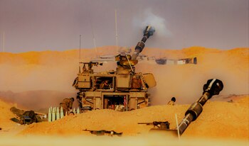 Soldados israelíes disparan un cañón