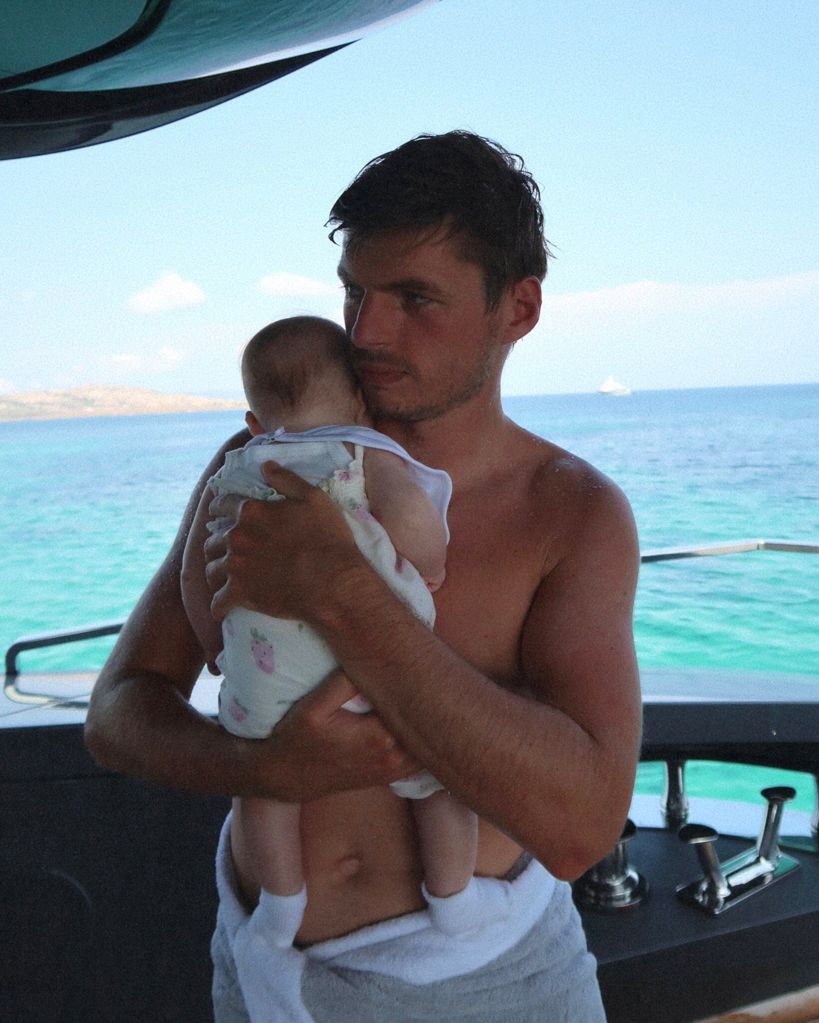 Max con su hija, la pequeña Lily (@Max33Verstappen)