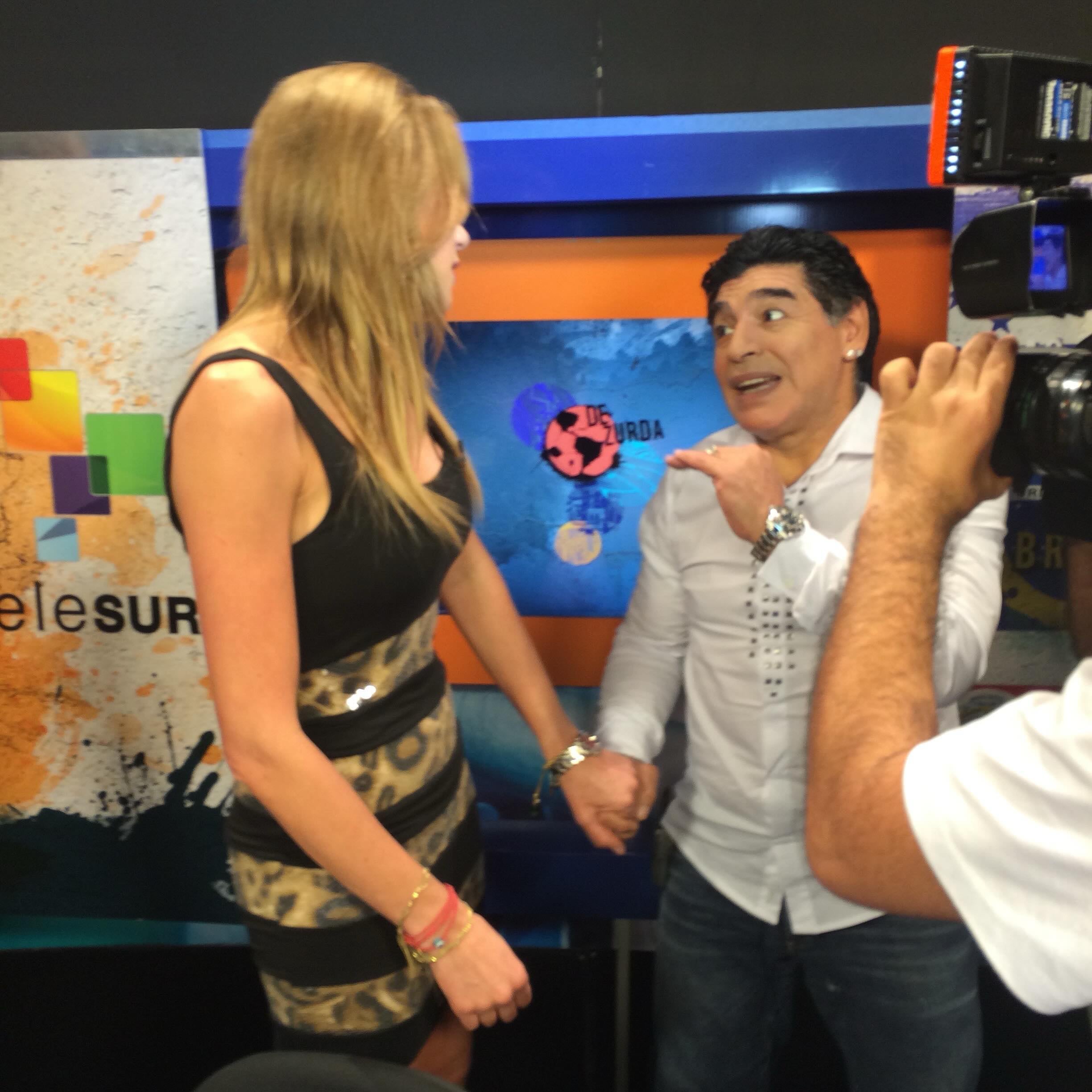 Alina Moine y Diego Maradona conversan en el estudio televisivo de la cadena teleSUR durante la grabación del programa De Zurda