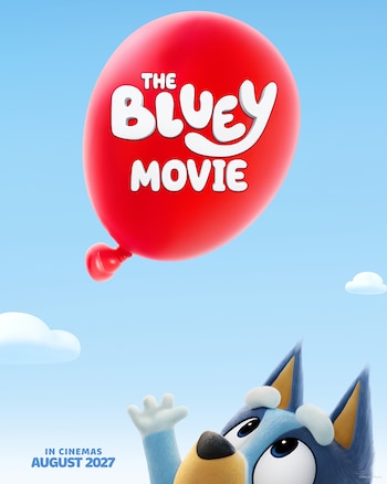 Un globo rojo con el texto The Bluey Movie flota en el cielo azul mientras el personaje de Bluey lo mira desde abajo