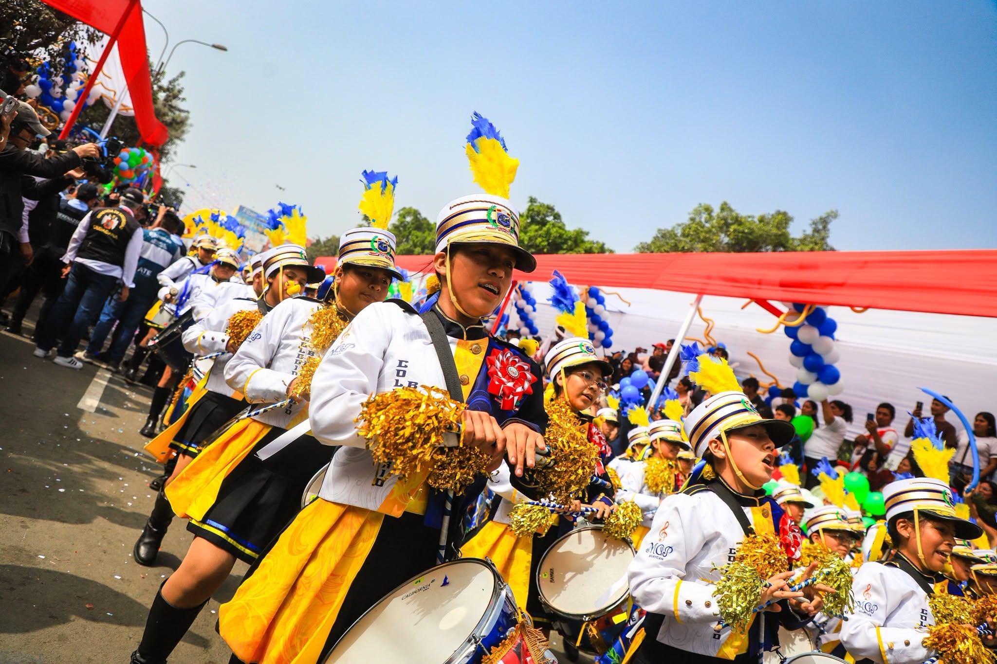 Así fue la presentación de la banda viral de colegio en Huaycán durante desfile por aniversario de Ate previo a Fiestas Patrias