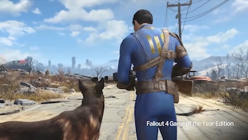 Personaje con traje azul y amarillo, fusil. Un perro. En un camino, con paisaje desolado, ruinas y edificios lejanos. Texto: Fallout 4 Game of the Year Edition