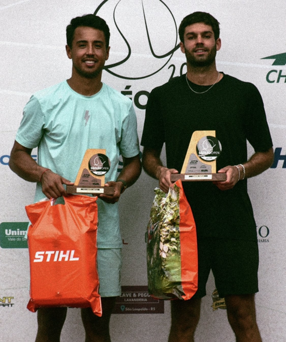Facundo Díaz Acosta posa con el trofeo del Challenger de Sao Leopoldo (Crédito: ATP Challenger)