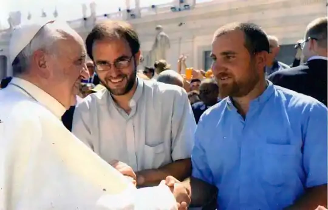 Joaquín Giangreco (camisa celeste) saludando a Francisco en El Vaticano