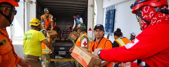 Como parte del apoyo brindado a Venezuela, el contingente salvadoreño también ha entregado víveres a los afectados por los terremotos./ (Secretaría de Prensa)