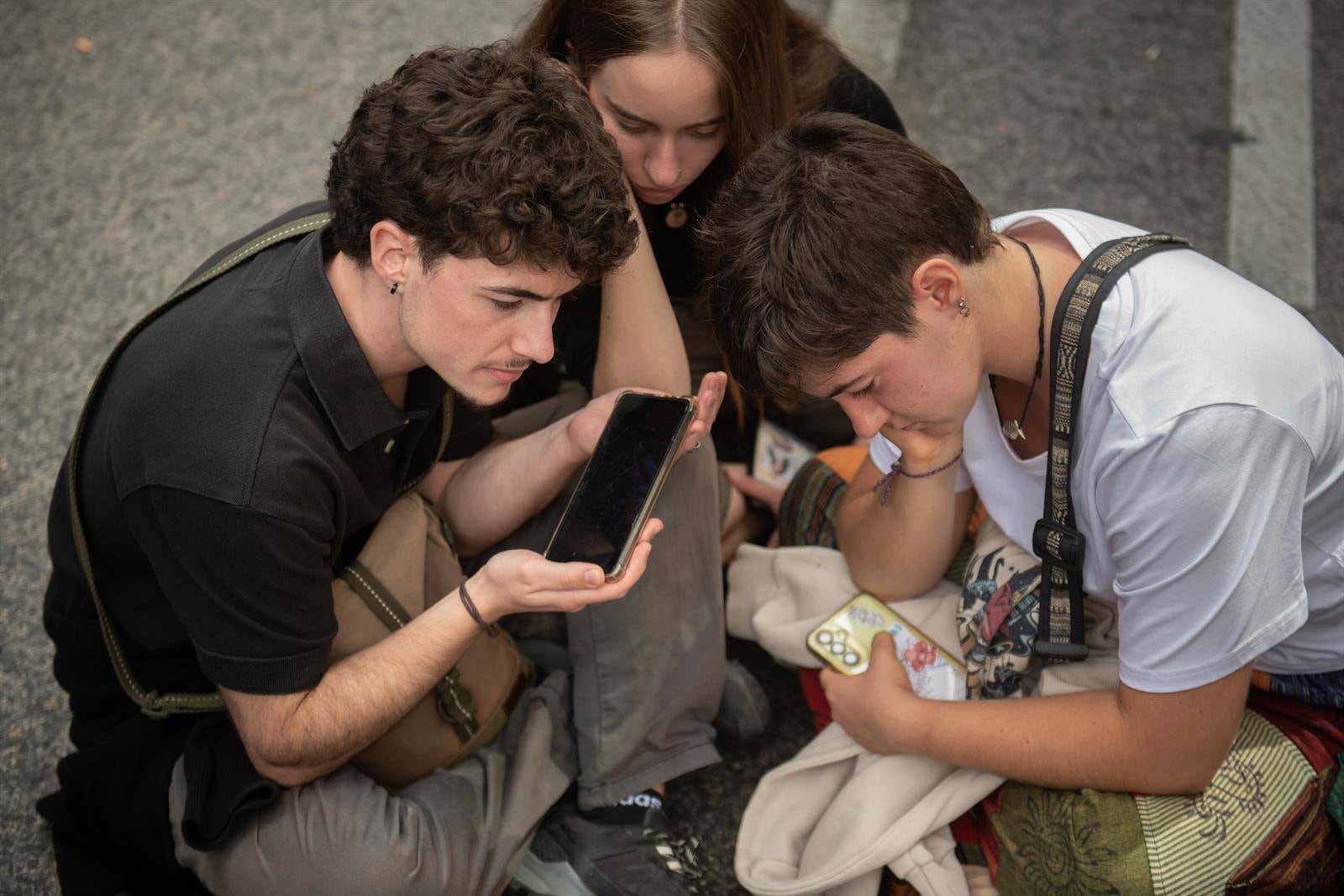 02/10/2026 Varios jóvenes siguen el debate de los dos decretos sobre la vivienda en el Congreso de los Diputados, a 2 de octubre de 2026, en Madrid (España). Los manifestantes congregados ante el Congreso de los Diputados durante toda la mañana de este viernes mientras se debatían los decretos sobre vivienda han decidido encaminarse de nuevo hacia la Puerta del Sol tras el