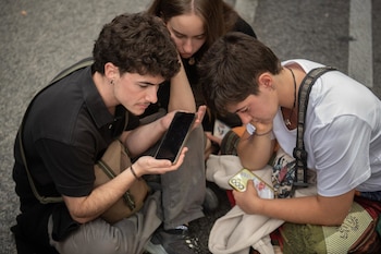 02/10/2026 Varios jóvenes siguen el debate de los dos decretos sobre la vivienda en el Congreso de los Diputados, a 2 de octubre de 2026, en Madrid (España). Los manifestantes congregados ante el Congreso de los Diputados durante toda la mañana de este viernes mientras se debatían los decretos sobre vivienda han decidido encaminarse de nuevo hacia la Puerta del Sol tras el 'no' del hemiciclo al primero de ellos: "Sus beneficios, nuestra miseria", han gritado antes de dar media vuelta, al tiempo que coreaban "vergüenza", confirmando que continúan la acampada.
POLITICA
Fernando Sánchez - Europa Press