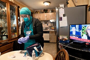 La enfermera Hanane Saoui visita