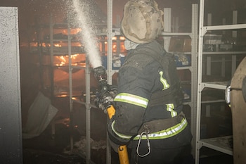 Bomberos en un edificio dañado