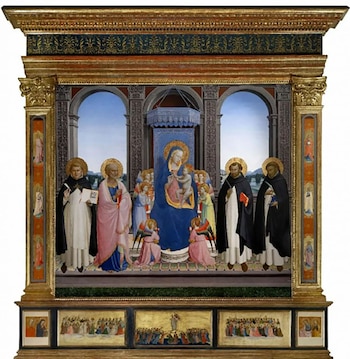 Pintura en un retablo dorado con la Virgen María, el Niño Jesús, ángeles, cinco santos con halos y un paisaje de fondo. En la base, cuatro paneles con grupos de personas