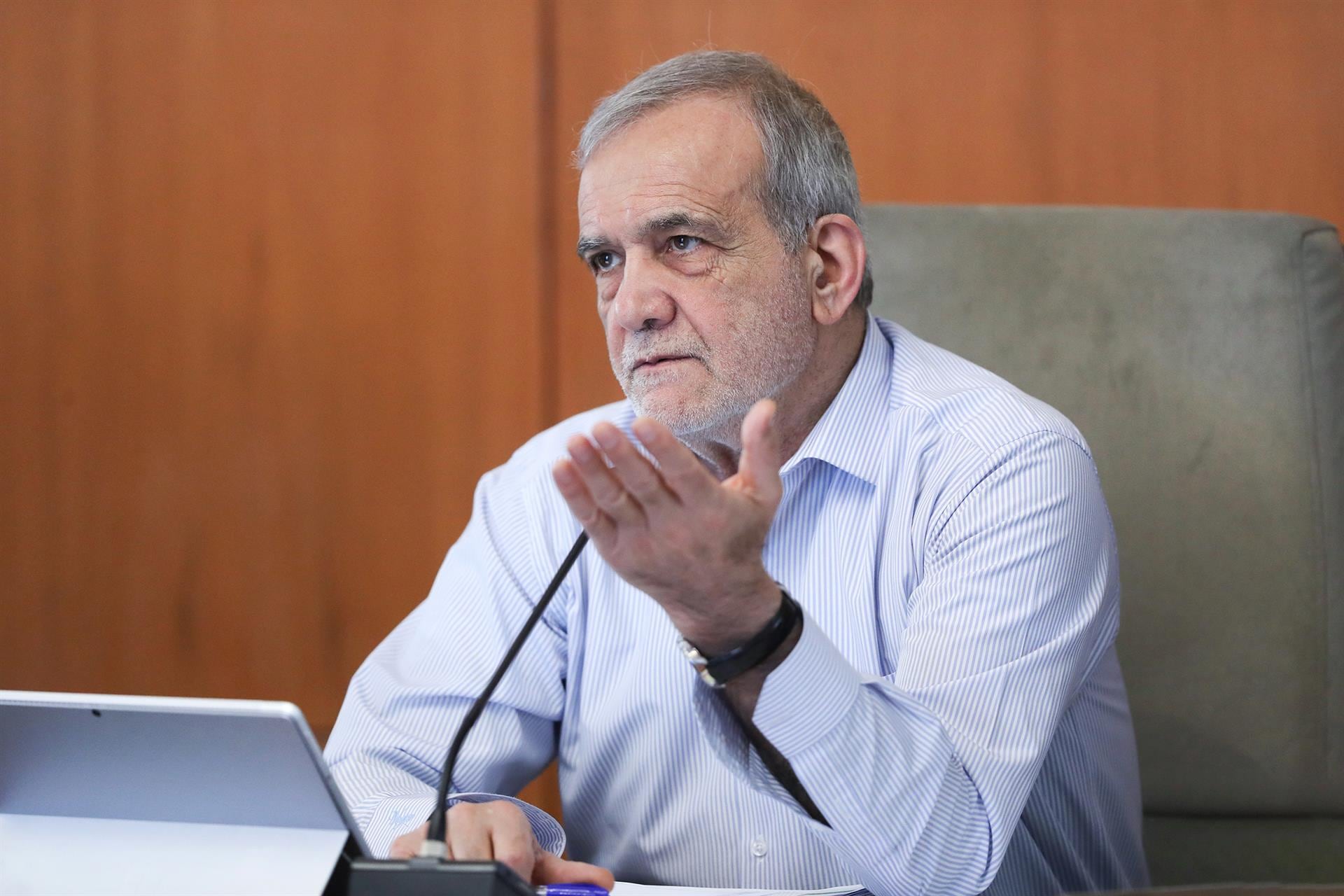 El mandatario iraní Masoud Pezeshkian afirmó que seguir por el camino militar sería “más costoso que nunca” y pidió considerar el diálogo como alternativa (Europa Press)