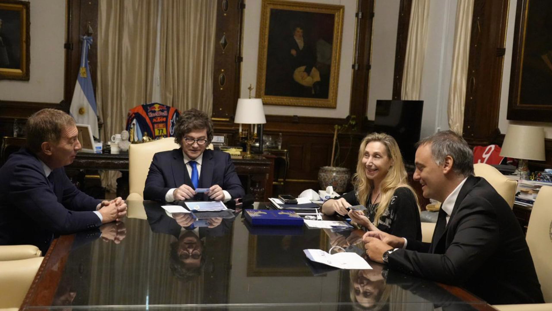 Javier y Karina Milei, Adorni y Diego Santilli