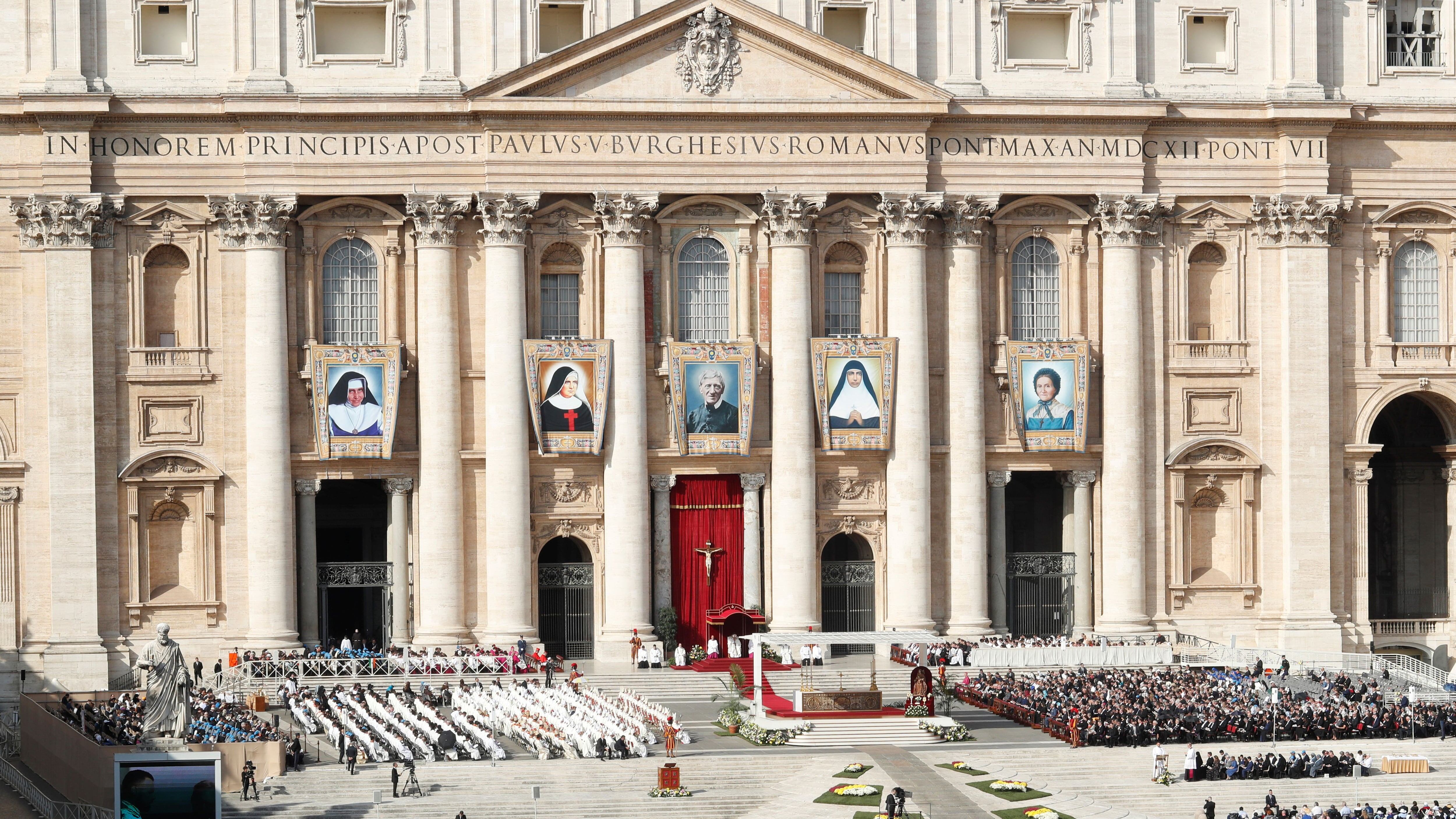 Vista general de una Misa por la canonización del cardenal británico del siglo XIX John Henry Newman, una laica suiza, una monja india, una monja italiana y una monja conocida como la