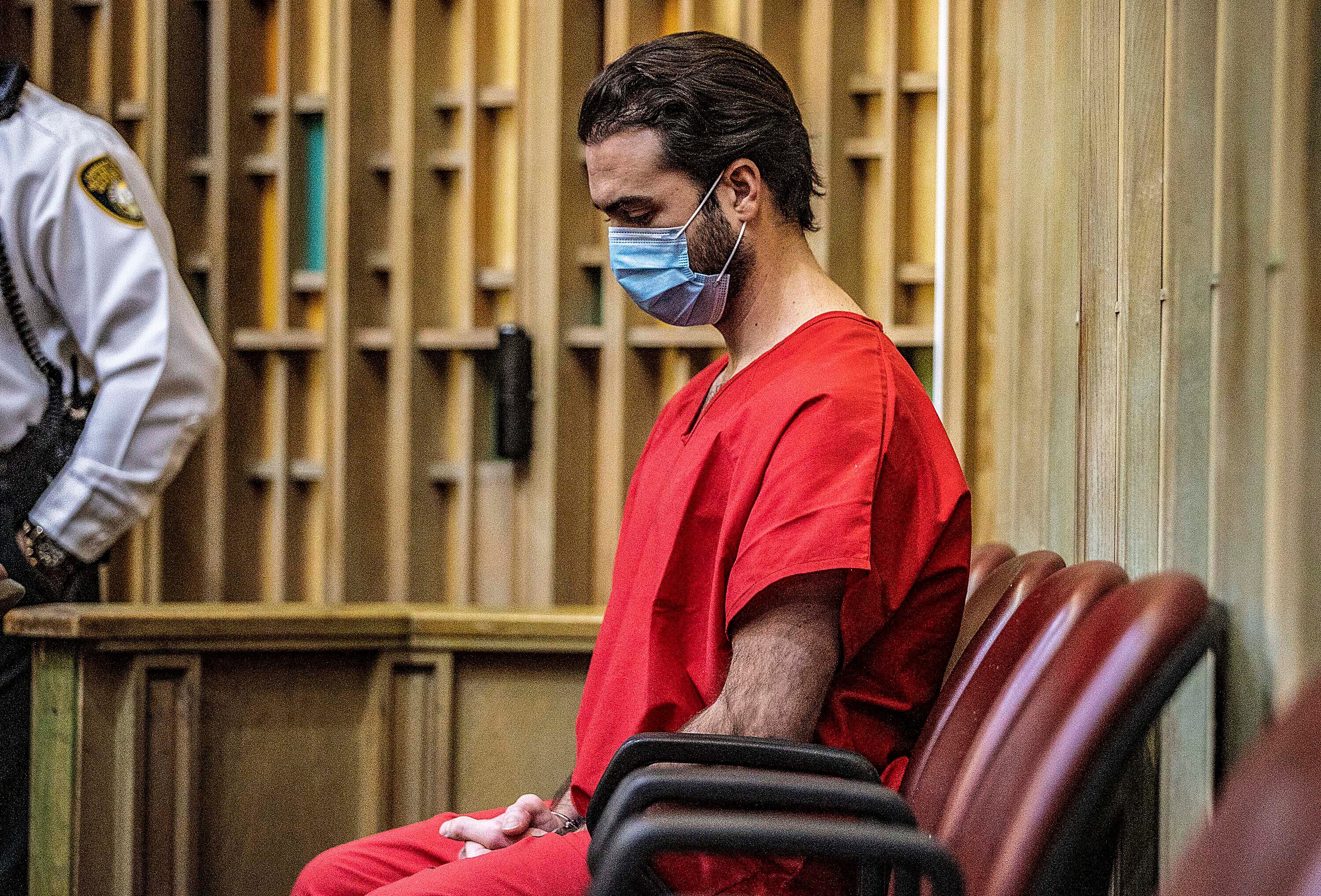 Archivo - El actor mexicano Pablo Lyle permanece sentado durante una audiencia en el edificio de la corte de Miami Richard E. Gerstein Justice Building, el 8 de diciembre de 2022. Sus abogados defensores presentaron una moción para que se realice un nuevo juicio después de que fue declarado culpable de homicidio involuntario por la muerte de Juan Ricardo Hernandez tras un incidente automovilístico en 2019. Una jueza de Miami rechazó el 12 de diciembre ese pedido para un nuevo juicio y fijó la sentencia para el 7 de febrero. (Pedro Portal/Miami Herald via AP, Pool, Archivo)